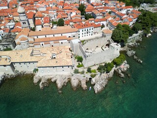 Miasto Krk - wyspa Krk - Chorwacja - stolica wyspy. Zdjęcia wykonane dronem w wysokiej jakości © Konrad