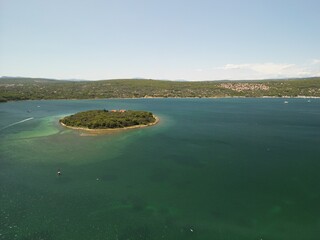 Punat - wyspa Krk - Chorwacja - miasteczko w środkowej części wyspy. Zdjęcia w wysokiej jakośći zrobione dronem © Konrad
