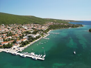 Punat - wyspa Krk - Chorwacja - miasteczko w środkowej części wyspy. Zdjęcia w wysokiej jakośći zrobione dronem © Konrad