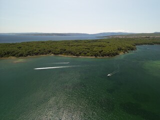 Punat - wyspa Krk - Chorwacja - miasteczko w środkowej części wyspy. Zdjęcia w wysokiej jakośći zrobione dronem © Konrad