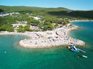 Punat - wyspa Krk - Chorwacja - miasteczko w środkowej części wyspy. Zdjęcia w wysokiej jakośći zrobione dronem © Konrad