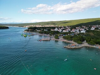 Punat - wyspa Krk - Chorwacja - miasteczko w środkowej części wyspy. Zdjęcia w wysokiej jakośći zrobione dronem © Konrad