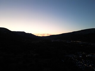 Baśka - wyspa Krk - Chorwacja - miasto wieczorową porą z drona