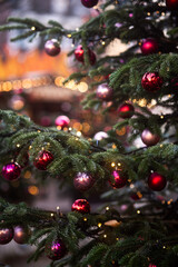 Weihnachtsdeko am Weihnachtsbaum / Christbaum auf einem Weihnachtsmarkt in Deutschland 