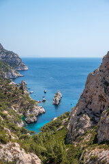 Un paysage aérien paradisiaque des calanques de Sugiton proche de Marseille et de la mer Méditerranée bleu turquoise
