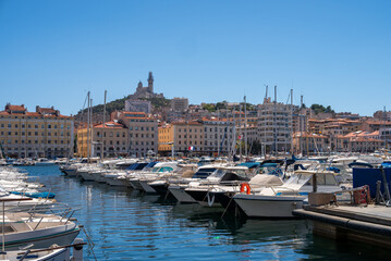 Le vieux-port dans la ville de Marseille en France pendant l'&eacute;t&eacute;