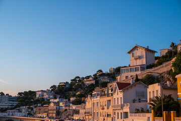 Obraz premium Paysage de la Corniche Kennedy au coucher de soleil, dans la ville de Marseille en France en été