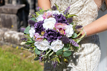 bride holding bouquet of flowers