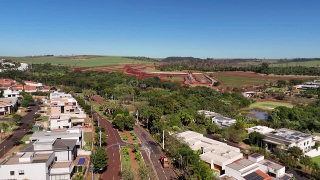 Imagem a&eacute;rea de drone sobrevoando o bairro vila do golfe em ribeir&atilde;o preto 