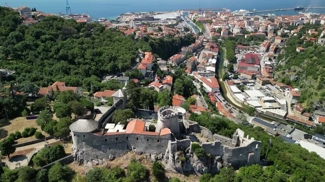 Rijeka - Chorwacja - widok z powietrza na miasto i zamek na wzg&oacute;rzu nad miastem. Nagrane w jakości 4 k