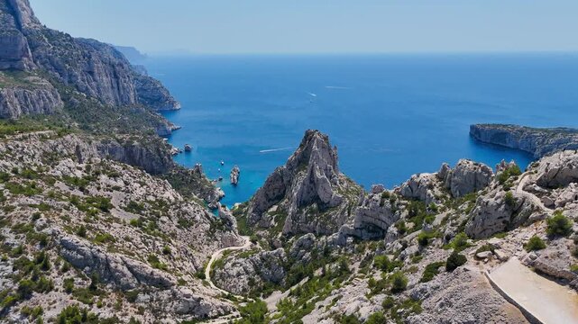 Un paysage a&eacute;rien paradisiaque des calanques de Sugiton proche de Marseille et de la mer M&eacute;diterran&eacute;e bleu turquoise