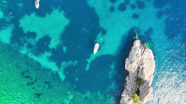 Vue a&eacute;rienne sur un bateau au milieu de la mer M&eacute;diterran&eacute;e 