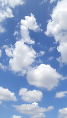 Obraz premium A vibrant azure sky filled with fluffy cumulus clouds. It conveys a sense of spaciousness, freedom, and the beauty of nature.