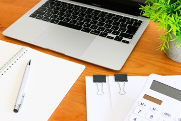 ビジネスイメージ　書類作成　ペーパーワーク