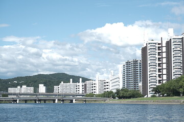 川から見た広島の景色　住宅　マンション　橋　本川