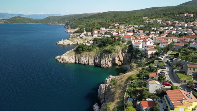Vrbnik - wyspa Krk - Chorwacja - urocza miejscowość słynąca z wąskich uliczek i dobrego wina. Nagrane dronem w dużej rozdzielczości