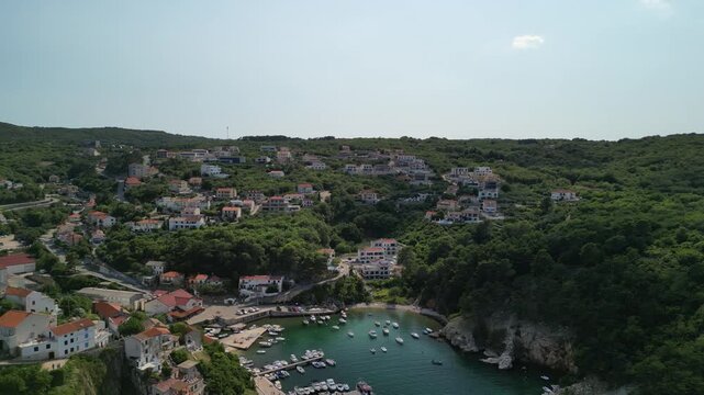 Vrbnik - wyspa Krk - Chorwacja - urocza miejscowość słynąca z wąskich uliczek i dobrego wina. Nagrane dronem w dużej rozdzielczości