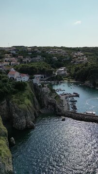 Vrbnik - wyspa Krk - Chorwacja - urocza miejscowość słynąca z wąskich uliczek i dobrego wina. Nagrane dronem w dużej rozdzielczości