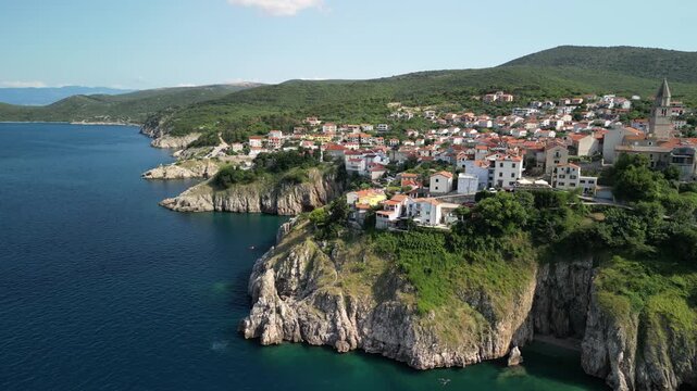 Vrbnik - wyspa Krk - Chorwacja - urocza miejscowość słynąca z wąskich uliczek i dobrego wina. Nagrane dronem w dużej rozdzielczości