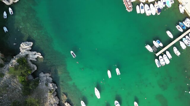 Vrbnik - wyspa Krk - Chorwacja - urocza miejscowość słynąca z wąskich uliczek i dobrego wina. Nagrane dronem w dużej rozdzielczości