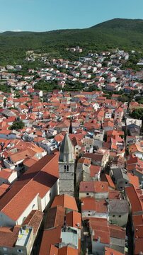 Vrbnik - wyspa Krk - Chorwacja - urocza miejscowość słynąca z wąskich uliczek i dobrego wina. Nagrane dronem w dużej rozdzielczości