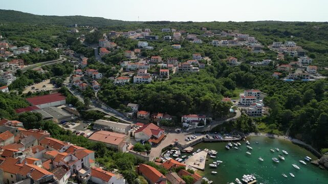 Vrbnik - wyspa Krk - Chorwacja - urocza miejscowość słynąca z wąskich uliczek i dobrego wina. Nagrane dronem w dużej rozdzielczości