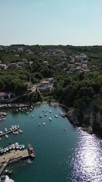 Vrbnik - wyspa Krk - Chorwacja - urocza miejscowość słynąca z wąskich uliczek i dobrego wina. Nagrane dronem w dużej rozdzielczości