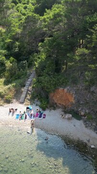 Vrbnik - wyspa Krk - Chorwacja - urocza miejscowość słynąca z wąskich uliczek i dobrego wina. Nagrane dronem w dużej rozdzielczości