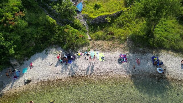 Vrbnik - wyspa Krk - Chorwacja - urocza miejscowość słynąca z wąskich uliczek i dobrego wina. Nagrane dronem w dużej rozdzielczości