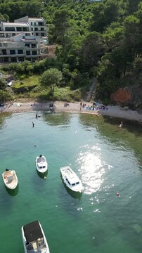Vrbnik - wyspa Krk - Chorwacja - urocza miejscowość słynąca z wąskich uliczek i dobrego wina. Nagrane dronem w dużej rozdzielczości