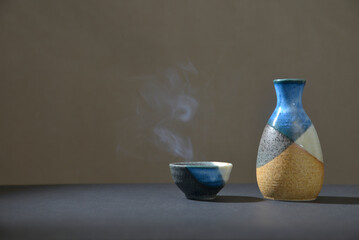 熱燗の湯気の立ち昇る日本酒