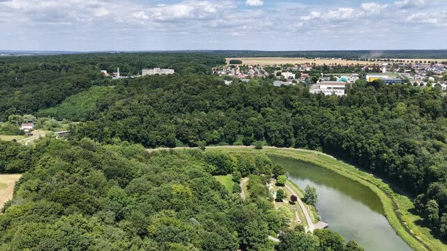 vue a&eacute;rienne et panoramique du Val de Briey, le palais de justice et l'&eacute;glise Saint Gengoult se trouvent dans la partie haute de la ville au dessus du plan d'eau de la Sangsue