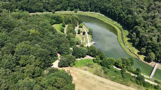 vue a&eacute;rienne et panoramique du Val de Briey, le palais de justice et l'&eacute;glise Saint Gengoult se trouvent dans la partie haute de la ville au dessus du plan d'eau de la Sangsue