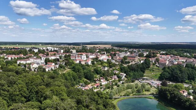 vue a&eacute;rienne et panoramique du Val de Briey, le palais de justice et l'&eacute;glise Saint Gengoult se trouvent dans la partie haute de la ville au dessus du plan d'eau de la Sangsue