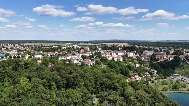 vue a&eacute;rienne et panoramique du Val de Briey, le palais de justice et l'&eacute;glise Saint Gengoult se trouvent dans la partie haute de la ville au dessus du plan d'eau de la Sangsue