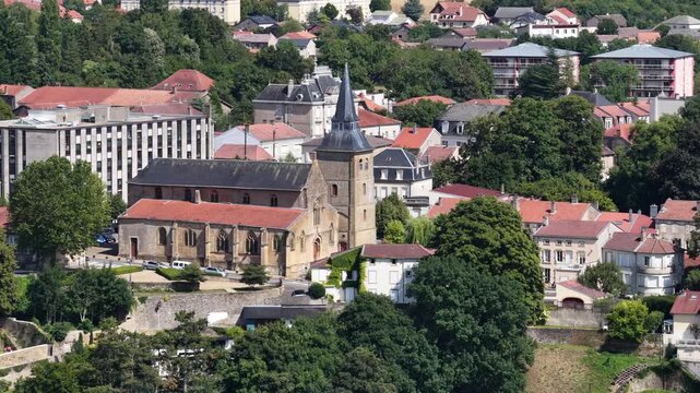 Val de Briey, le palais de justice et l'&eacute;glise Saint Gengoult se trouvent dans la partie haute de la ville au dessus du plan d'eau de la Sangsue