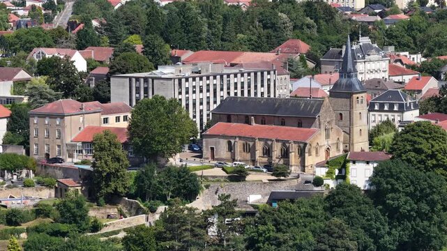 Val de Briey, le palais de justice et l'&eacute;glise Saint Gengoult se trouvent dans la partie haute de la ville au dessus du plan d'eau de la Sangsue