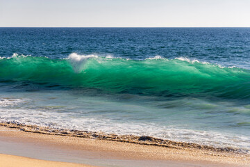 Olas rompiendo en la playa