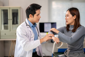 Obraz premium doctor is helping a woman with her arm