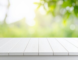 白い木製テーブルと緑の庭