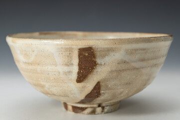 理平焼の粉引茶碗（抹茶碗）– 日本の伝統的な茶道具
