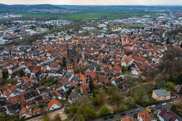 Obraz premium Aerial view of the old town of the city Gelnhausen on a cloudy noon in autumn in Germany.