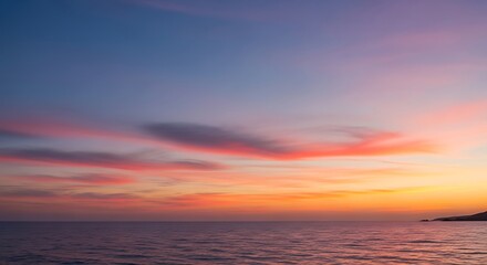Obraz premium Sunset Over Ocean with Colorful Sky and Horizon View