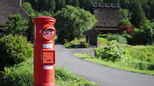 丸ポストが建つ美山かやぶきの里の風景