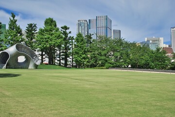 Obraz premium 芝生とビル群