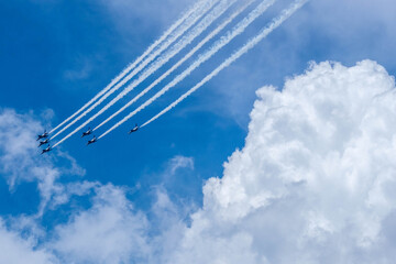 ブルーインパルス大阪上空を駆け巡る