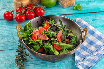Salad with salmon and arugula