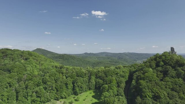 Spektakul&auml;re Luftaufnahme des Drachenfelsens mit Schloss Drachenburg, Rheinblick, Petersberg, Hirschburg und dem historischen Burghof bei K&ouml;nigswinter im Sonnenlicht