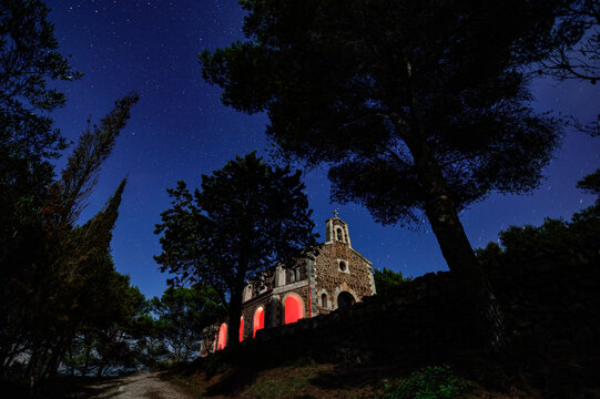 foto nocturna del Santuario ermita de F&aacute;tima en la carretera de Mah&oacute;n a Fornells Menorca 