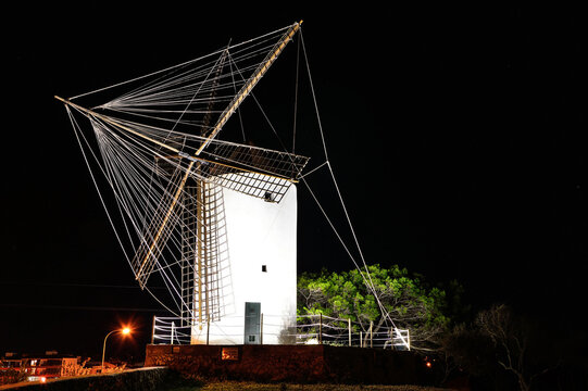 foto nocturna del Moli del Cam&iacute; Vell de Ma&oacute;, Molino del camino viejo de Mah&oacute;n a la salida de Es Castell